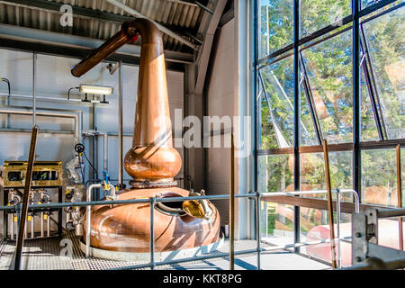 GLENBEG, A ARDNAMURCHAN / Scozia - 26 Maggio 2017 : a Ardnamurchan distilleria è di produrre whisky dal 2014 ed effettivamente espandere i loro depositi in Gle Foto Stock