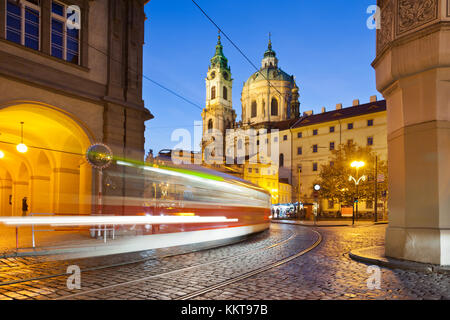 Il tram notturno del traffico, chiesa Saint Nicolas, Lesser Town Square (UNESCO), Praga, Repubblica ceca Foto Stock