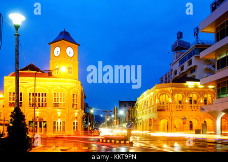 Old Phuket Torre dell'orologio e l'ex Standard Chartered Bank (ora un museo), Phuket Town, Phuket, Thailandia Foto Stock