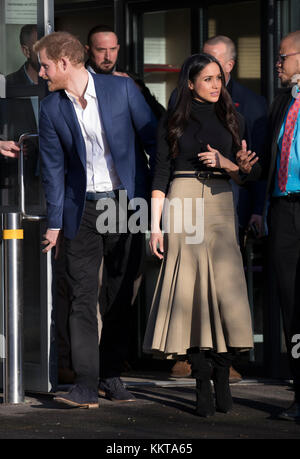 1 dicembre 2017 Nottingham Regno Unito Principe Harry e Megan Markle in occasione del loro primo fidanzamento reale ufficiale in coppia a Nottingham. Foto Stock