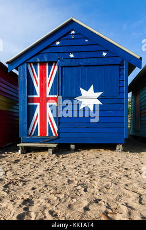 Un iconico Brighton Beach Hut dipinta nella bandiera australiana di colori. Foto Stock