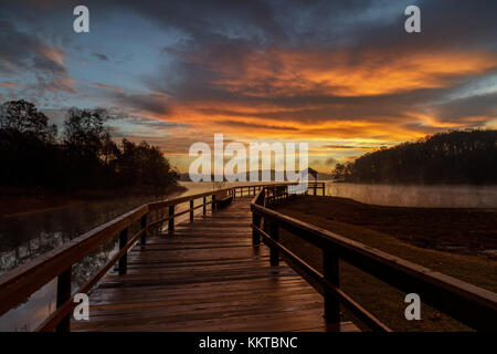 La guerra Hill park è un grande parco sul lato nord del Lago Lanier in dawsonville, Georgia e ha campeggi, spiagge, griglie, ecc. per una notte e giorno i visitatori. Da un punto di vista fotografico ha alcune caratteristiche molto interessanti e può essere efficacemente shot presso sia gli orari di alba e tramonto per la grande riflessioni. lago di sidney lanier è stato creato nel 1956 ed è formata principalmente dalle acque del chattahoochee e fiumi chestatee. Il lago Copre 38.000 acri di terreno e dispone di oltre 690 chilometri di litorale. Il lago è chiamato dopo il poeta sidney lanier. Foto Stock