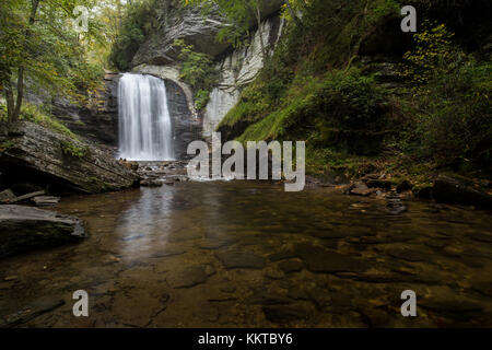 Il looking glass falls sono una delle più famose cascate nella zona a causa della facilità di accesso. il 60 ft. alte cascate si trova strada a nord di brevard, Carolina del nord, sull'autostrada 276. essi sono facilmente accessbile e capretto-amichevole. cascate themselve ottenuto il loro nome da Looking Glass creek, chiamato per la formazione di grande roccia nella zona (Looking Glass rock). L'acqua si congela sulla superficie della roccia in inverno la luce del sole e riflesso della sua superficie conferisce il rock il suo nome. Foto Stock