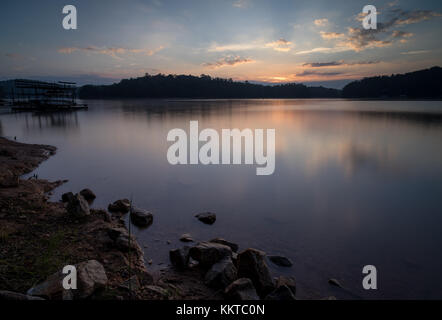 Toto Creek Park si trova sulla parte nord-occidentale del Lago Lanier sydney sul fiume chestatee braccio del lago. Esso ha una rampa in barca come pure veramente campeggio primitivo (senza elettricità o acqua). ci sono un paio di sentieri escursionistici all interno del parco con fantastiche vedute del lago. Il lago di sidney lanier è stato creato nel 1956 ed è formata principalmente dalle acque del chattahoochee e fiumi chestatee. Il lago Copre 38.000 acri di terreno e dispone di oltre 690 chilometri di litorale. Il lago è chiamato dopo il poeta sidney lanier. Foto Stock