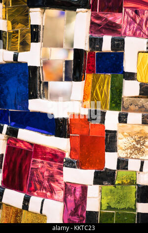 La texture realizzata dal mosaico di vetro colorato di pezzi. Foto Stock