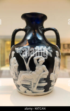 Vaso di Portland in mostra al British Museum di Londra. Si tratta di un cammeo romano vaso di vetro. (92) Foto Stock