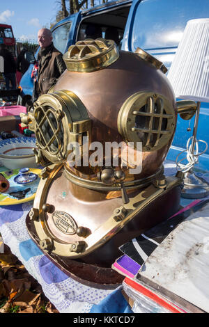 Un tricheco US Navy Deep Sea Diving casco per la vendita in un bagagliaio della vettura a Londra Foto Stock
