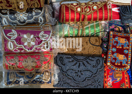 Gamma di colorati sacchetti etniche sul mercato indiano Foto Stock