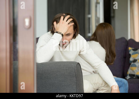 Uomo arrabbiato pensando di cattive relazioni problemi, giovane dopo q Foto Stock