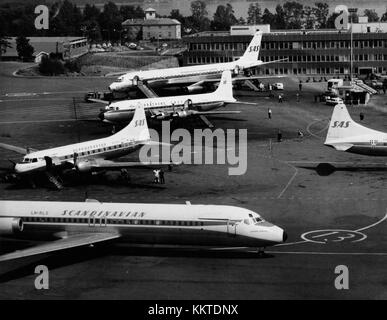 Aeroporto Internazionale di Fornebu, FBU, Oslo. SAS DC 9 32 Lodin Viking LN RLS, Convair 440 Mertopolitan Tor Viking se BST, DC 8 33 Olav Viking LN MOT e altri aeromobili a Fornebu anni '60 Foto Stock