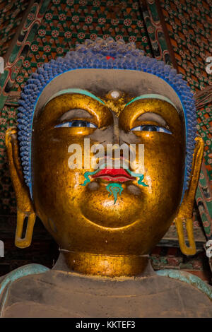 Close up di un 11m alto statua di un golden Buddha Sakyamuni Foto Stock