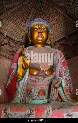 Close up di un 11m alto statua di un golden Buddha Sakyamuni Foto Stock