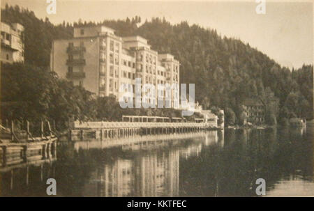 Una cartolina del 1930 mostra una vista panoramica di Bled, Slovenia, una popolare destinazione turistica conosciuta per il suo pittoresco lago e il castello medievale. La cartolina cattura il fascino della regione durante quell'epoca. Foto Stock