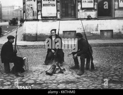 Questa immagine raffigura le guardie rosse che pattugliano durante un incendio nelle strade, una scena che riflette il tumultuoso periodo della rivoluzione culturale cinese. Le guardie rosse giocarono un ruolo significativo nel far rispettare l'ideologia maoista. Foto Stock