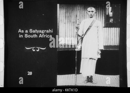 Questa rappresentazione del Mahatma Gandhi come un satyagrahi riflette la sua leadership nel movimento indipendentista indiano. Satyagraha, un metodo di resistenza non violenta, è stato fondamentale per il suo attivismo ed è stata una parte significativa della lotta per l'indipendenza dell'India. Foto Stock