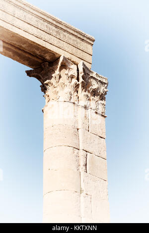 In jerash Giordania la colonna di antiquariato e sito archeologico eredità classica per turisti Foto Stock