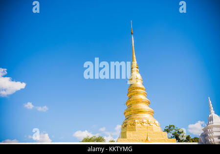 Beautiful golden pagoda di Wat Phra That chae haeng è il monastero reale di nana provincia in Thailandia Foto Stock