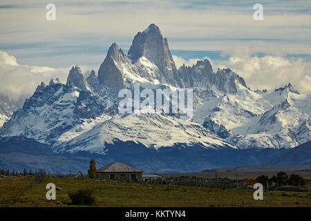 Mount Fitz Roy, Parque Nacional Los Glaciares (Patrimonio dell'Umanità), e la casa colonica, Patagonia, Argentina, Sud America