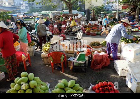 Scena spettacolare del mercato della frutta a Cho Lon, vietnam in mattina presto, colorato cesto di frutta mostra al mercato all'aperto, affollata e trafficata strada Foto Stock