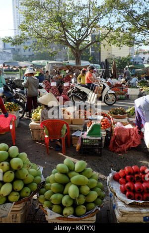 Scena spettacolare del mercato della frutta a Cho Lon, vietnam in mattina presto, colorato cesto di frutta mostra al mercato all'aperto, affollata e trafficata strada Foto Stock