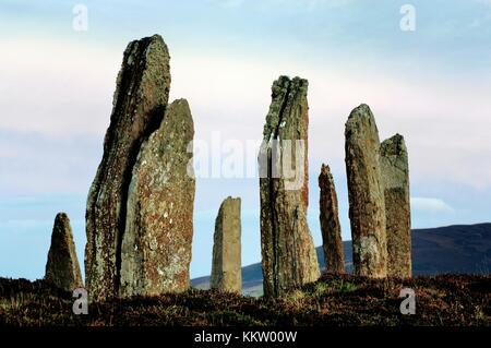 Megalitico pietre permanente. Parte del neolitico cerchio di pietra l'anello di brodgar sulla terraferma di Orkney, Scotland, Regno Unito Foto Stock