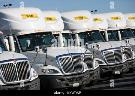 J.B. Hunt Transport Services, Inc., cartelli con il logo sui semirimorche a Winchester, Virginia, il 26 novembre 2017. Foto Stock