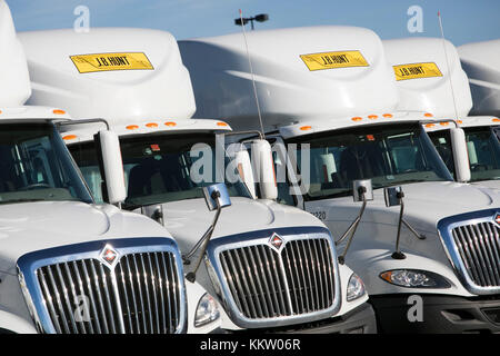 J.B. Hunt Transport Services, Inc., cartelli con il logo sui semirimorche a Winchester, Virginia, il 26 novembre 2017. Foto Stock