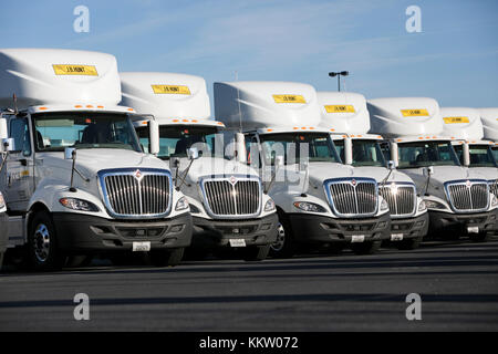 J.B. Hunt Transport Services, Inc., cartelli con il logo sui semirimorche a Winchester, Virginia, il 26 novembre 2017. Foto Stock