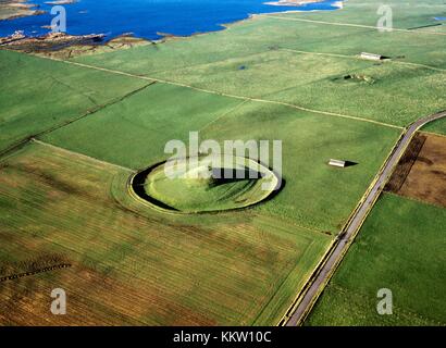 W. su Maes Howe neolitico preistorici chambered cairn e tomba di passaggio a loch di harray. terraferma isola di Orkney, SCOZIA Foto Stock