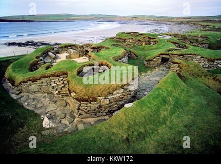 Skara Brae stone age village 3100 BC. Isole Orcadi, Scozia. Scavato da dune di sabbia che mostra le singole case e vicoli di collegamento Foto Stock