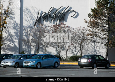 Un logo all'esterno di un negozio Lord & Taylor a Fairfax, Virginia, il 26 novembre 2017. Foto Stock