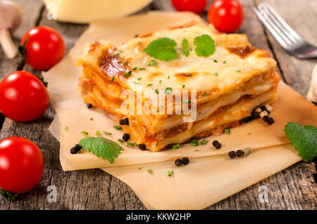 Messa a fuoco selettiva nel mezzo di lasagne fatte in casa Foto Stock