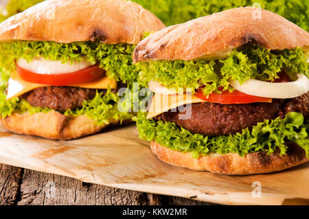 Il fuoco selettivo sulla destra le carni bovine cheeseburger Foto Stock