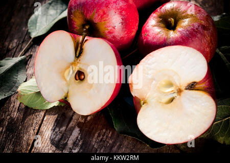 Rosso a fette mele biologiche sul tavolo di legno.Il fuoco selettivo sulla sinistra apple Foto Stock