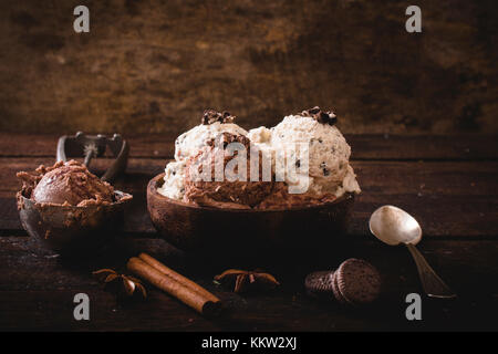 Dolce gelato fatto in casa in ciotola di legno,fuoco selettivo Foto Stock