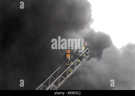 Milano (Italia), i vigili del fuoco di intervento su un incendio Foto Stock