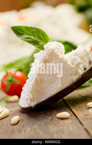 Vari ingredienti per casalingo italiano ravioli con ricotta Foto Stock