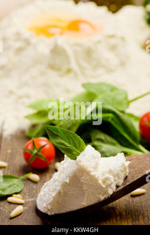 Vari ingredienti per casalingo italiano ravioli con ricotta Foto Stock