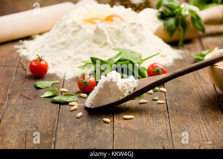 Vari ingredienti per casalingo italiano ravioli con ricotta Foto Stock