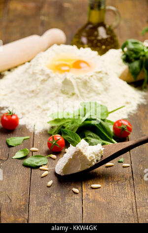 Vari ingredienti per casalingo italiano ravioli con ricotta Foto Stock