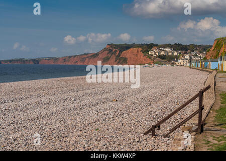 Budleigh Salterton visto dalla spiaggia di ciottoli con alcune delle cabine mare, Jurassic Coast, Devon, Regno Unito Foto Stock