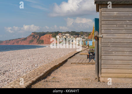 Budleigh Salterton visto dalla spiaggia di ciottoli con alcune delle cabine mare, Jurassic Coast, Devon, Regno Unito Foto Stock