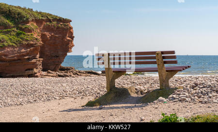 Panca e sulla spiaggia di ciottoli, battuta Otterton guardando verso Lyme Bay, Budleigh Salterton, Jurassic Coast, Devon, Regno Unito Foto Stock