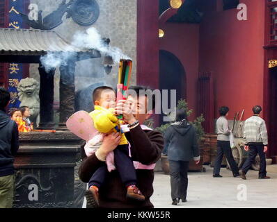 La gente brucia incenso e adorazione al Tempio del Dio della Città a Shanghai, Cina Foto Stock