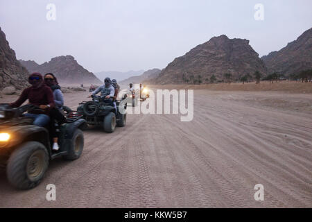 Moto quad safari nel deserto Foto Stock