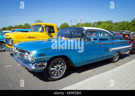 ROSMALEN, Paesi Bassi - 8 Maggio 2016: l'annata 1960 Chevrolet Impala classic car. Foto Stock
