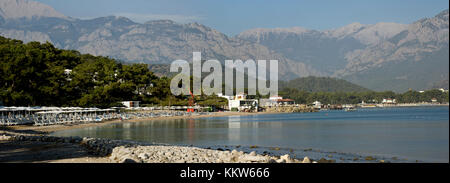 Kemer Antalia bella vista sul mare. Spiaggia Kemer Antalia con sabbia e montagne, il mare con la nave. Bellissimo porto vicino alla spiaggia di sabbia. Foto Stock