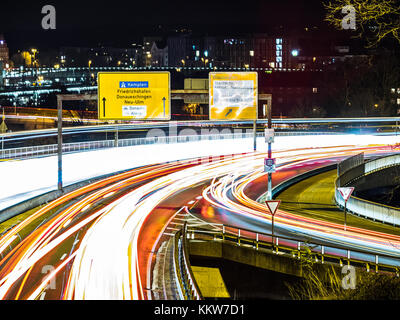 Il traffico automobilistico di notte a Ulm in Germania Foto Stock