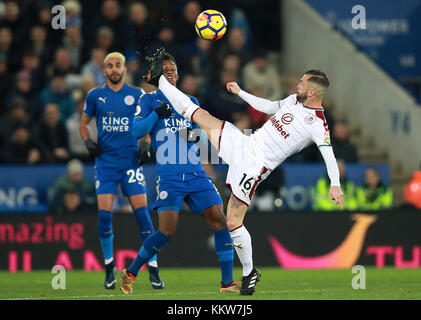 Steven Defour di Burnley (a destra) e Demarai Grey di Leicester City combattono per la palla durante la partita della Premier League al King Power Stadium di Leicester. ASSOCIAZIONE STAMPA Foto Data foto: Sabato 2 dicembre 2017. Vedi PA storia CALCIO Leicester. Il credito fotografico dovrebbe essere: Mike Egerton/PA Wire. RESTRIZIONI: Nessun utilizzo con audio, video, dati, elenchi di apparecchi, logo di club/campionato o servizi "live" non autorizzati. L'uso in-match online è limitato a 75 immagini, senza emulazione video. Nessun utilizzo nelle scommesse, nei giochi o nelle pubblicazioni di singoli club/campionati/giocatori. Foto Stock