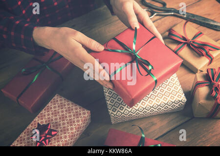 Negozio di articoli da regalo - donna azienda pranzo presente nelle mani Foto Stock